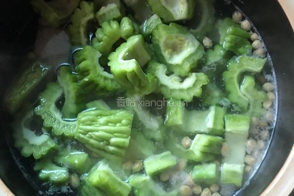 客家排骨咸菜苦瓜煲的做法图解3