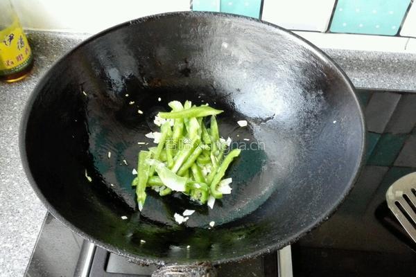尖椒蚝油炒双菇的做法图解4