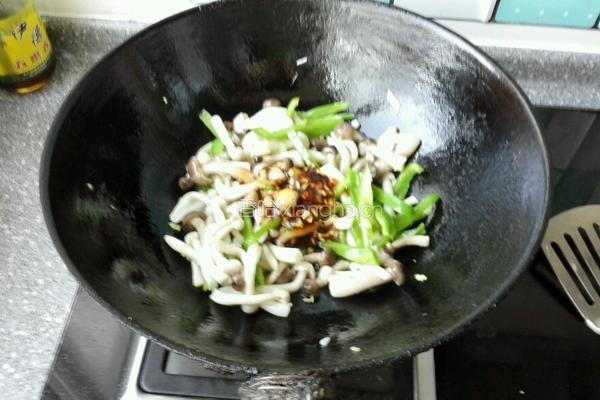 尖椒蚝油炒双菇的做法图解6