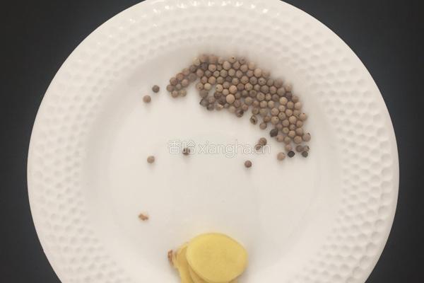 粉肠酸菜煲的做法图解2