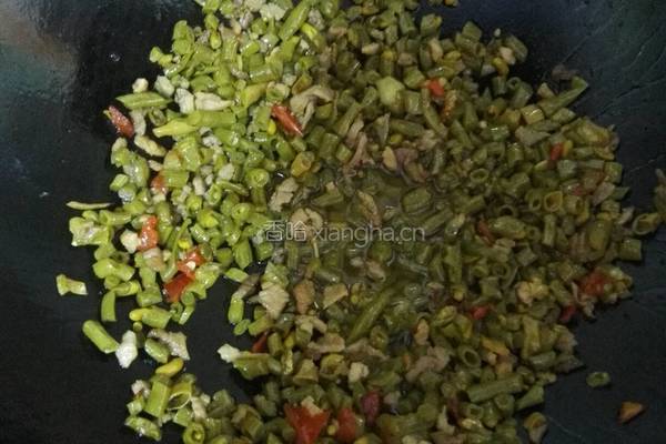 香辣肉末酸豆角的做法图解6