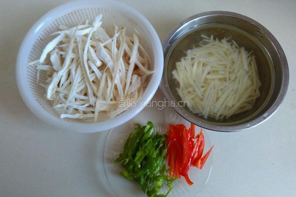 土豆炒鸡腿菇的做法图解2