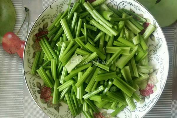 芹菜炒粉条的做法图解1
