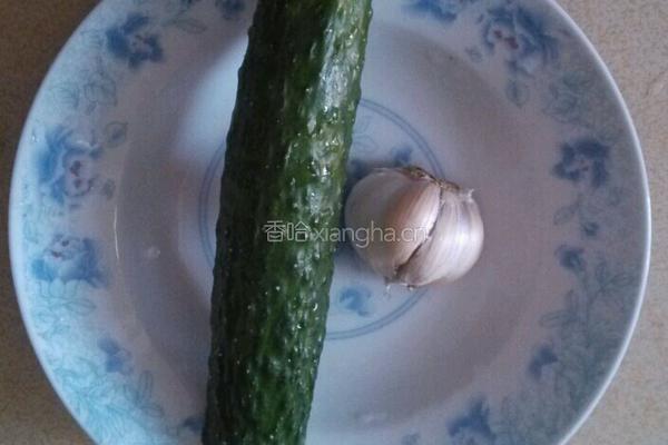 蒜蓉白菜炝黄瓜的做法图解1