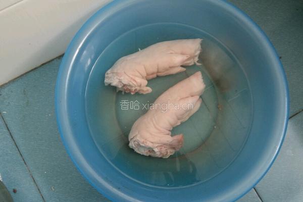 卤猪手的做法图解1