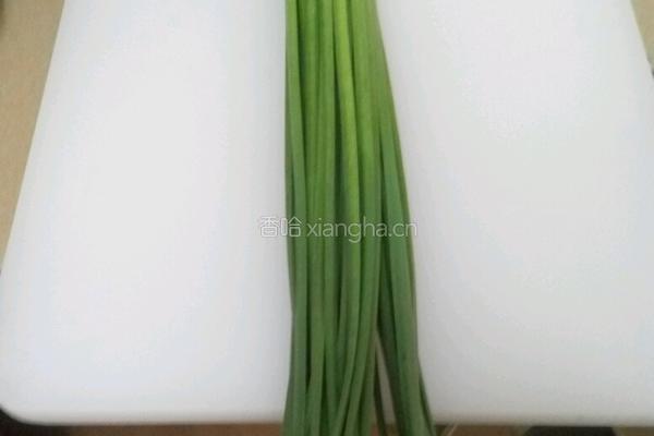 韭菜花炒烟熏肉的做法图解1