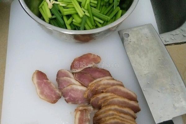 韭菜花炒烟熏肉的做法图解3