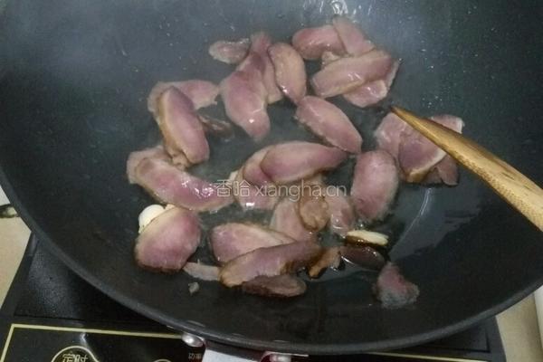 韭菜花炒烟熏肉的做法图解4