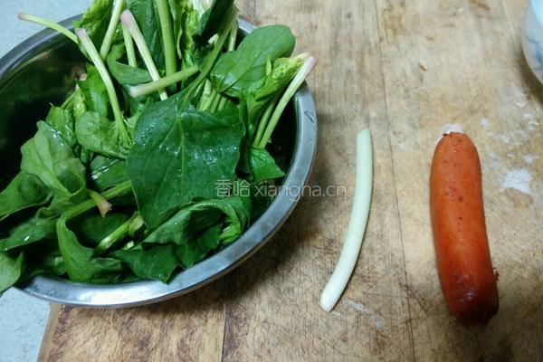 菠菜香肠小炒的做法图解1