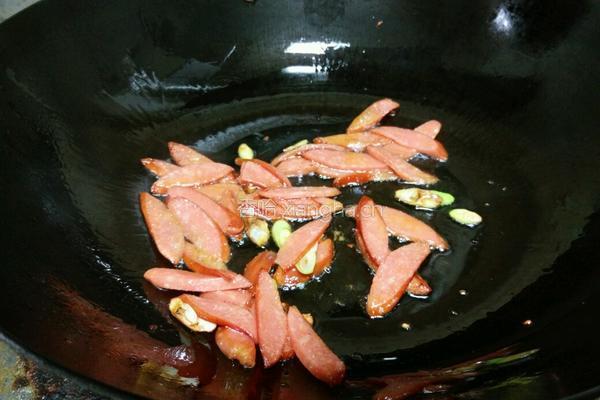 菠菜香肠小炒的做法图解3