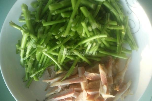 腊肉炒芦蒿的做法图解2