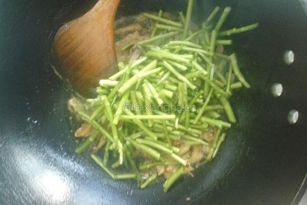 腊肉炒芦蒿的做法图解4