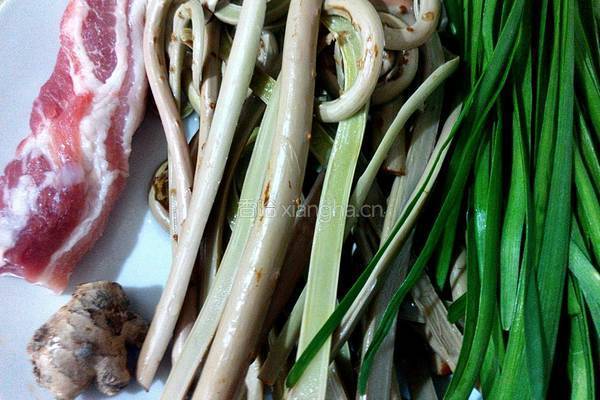 五花肉炒蕨菜的做法图解1