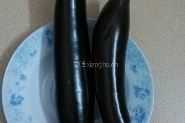 紫茄炒肉丝的做法图解1
