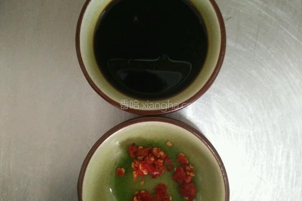 洋葱拌木耳的做法图解3