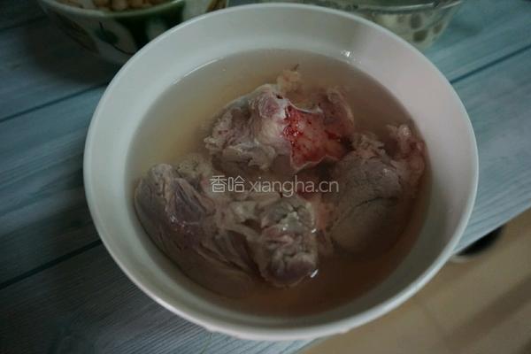 莲藕花生猪骨汤的做法图解3