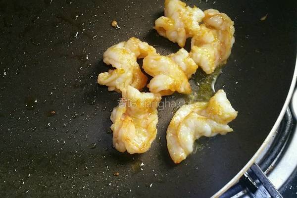 虾仁番茄蛋炒米饭的做法图解2