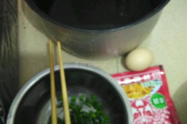 榨菜鸡蛋懒人面的做法图解2
