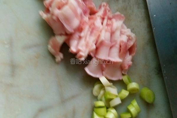 包菜炒肉片的做法图解2