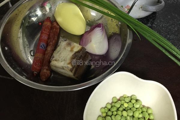 土豆香肠腊肉焖饭的做法图解1