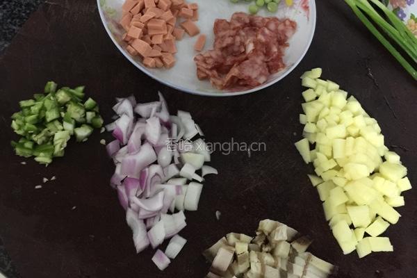 土豆香肠腊肉焖饭的做法图解2