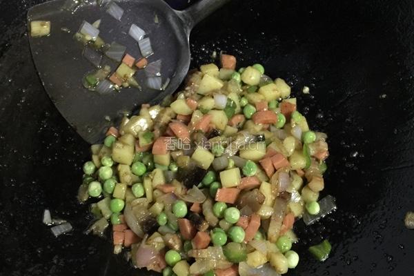 土豆香肠腊肉焖饭的做法图解3