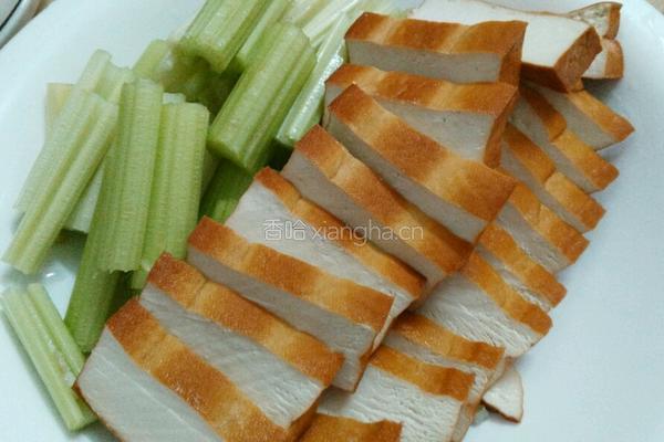 西芹豆干炒肉片的做法图解2