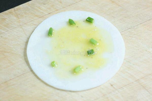 饺子皮变身葱油饼的做法图解3