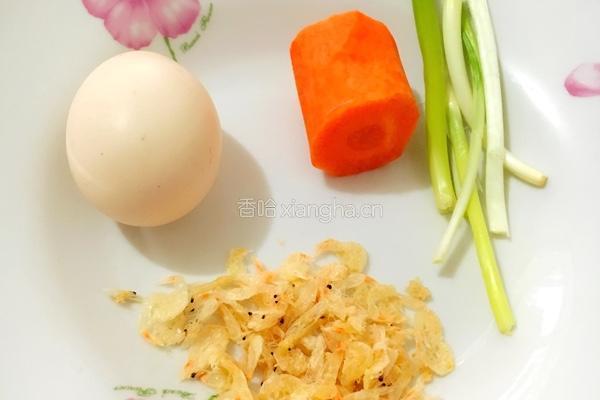 虾皮胡萝卜鸡蛋碎（宝宝高钙高蛋白食谱）的做法图解1
