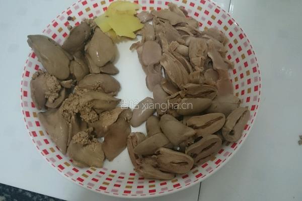 酸豆角炒鸡杂的做法图解1