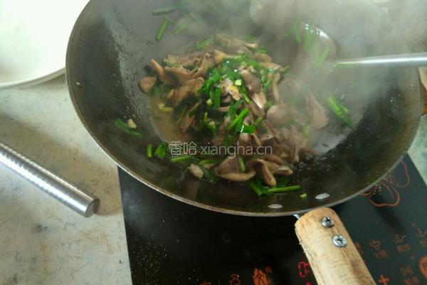 韭菜炒平菇的做法图解2