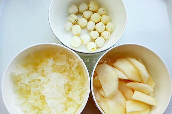 雪梨银耳莲子羹的做法图解2