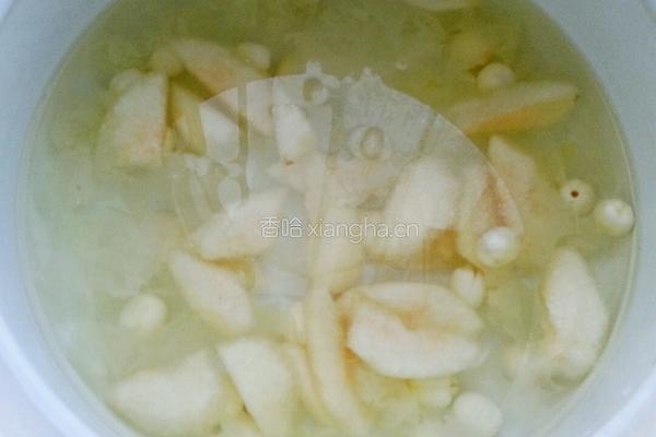 雪梨银耳莲子羹的做法图解3