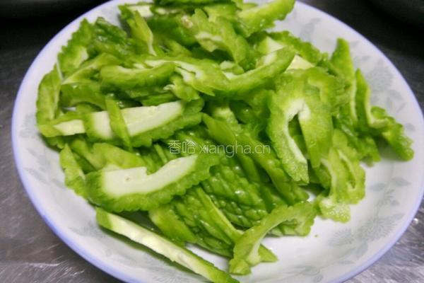 苦瓜炒肉片的做法图解2