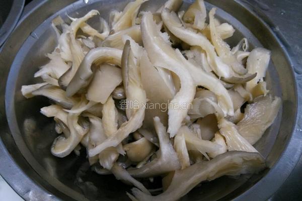 蘑菇炒肉丝的做法图解2