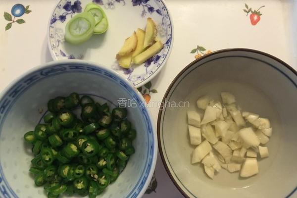 鸡丝黄豆芽炒饼的做法图解1