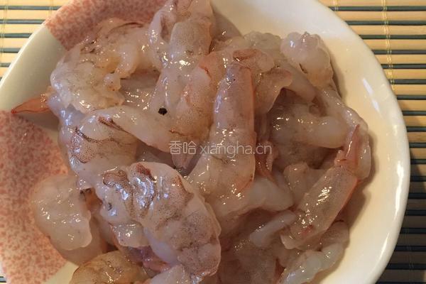 菠萝海鲜鸡柳炒黑糙米饭的做法图解2