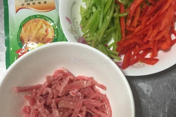 三色炒肉的做法图解1
