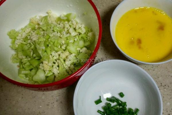 花菜炒蛋的做法图解1