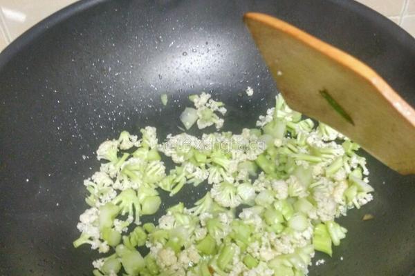 花菜炒蛋的做法图解3