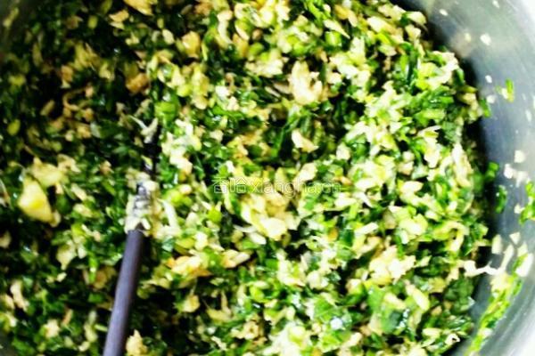 西葫芦韭菜鸡蛋虾米水饺的做法图解4