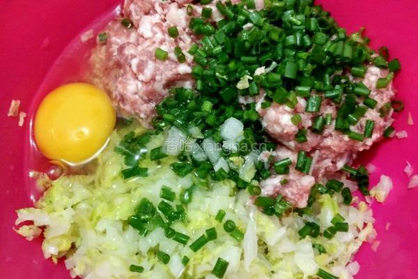 白菜猪肉饺子(麦穗饺子包法)的做法图解1