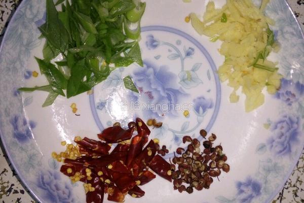 炝炒绿豆芽的做法图解2