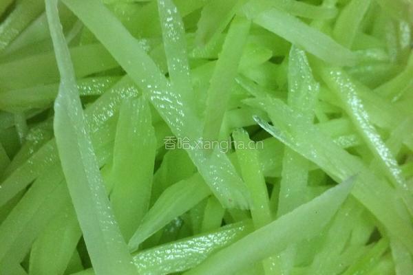 酸辣莴苣丝的做法图解1