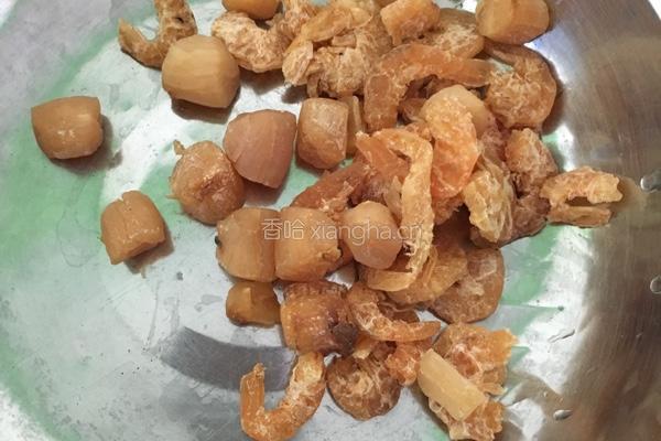 干瑶柱虾米白菜汤的做法图解2