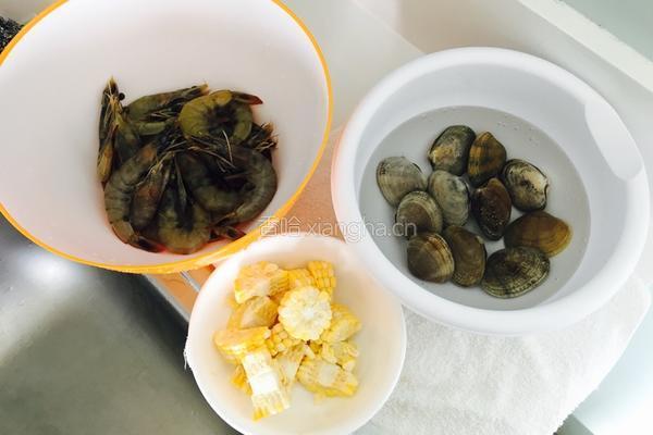 蒜蓉黄油海鲜的做法图解1