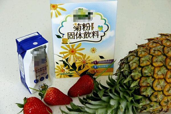 草莓菠萝奶昔的做法图解1