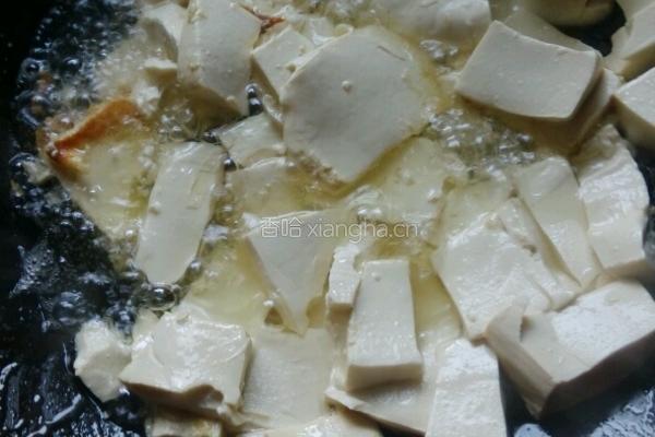 蒜苗炒豆腐的做法图解2
