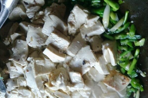 蒜苗炒豆腐的做法图解5