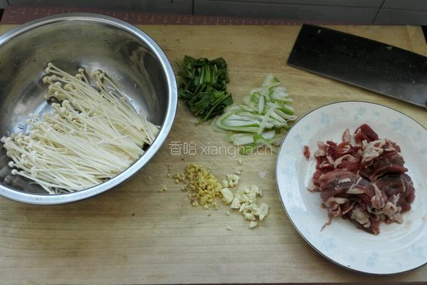 羊肉片炒金针菇的做法图解1